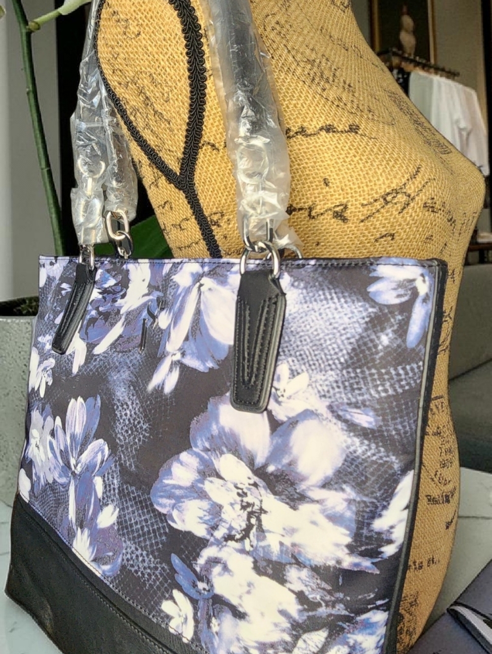 Simply Vera Floral Medium To Large Tote In Blue & Black NWT - Picture 10 of 11